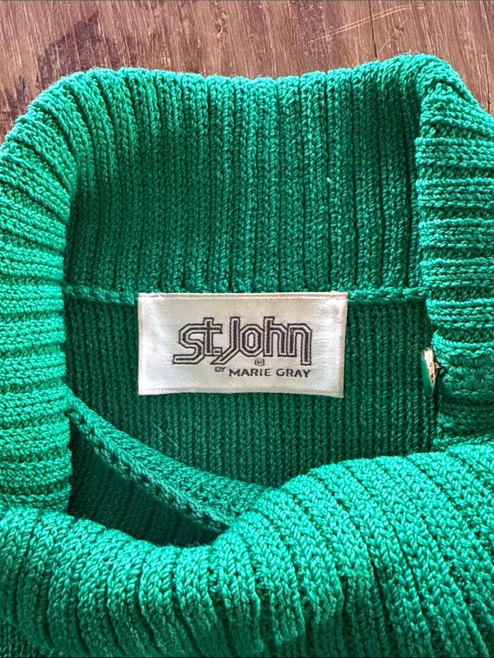 Vintage St John Ribbed Turtleneck Sweater Kelly Green Gold Button Size Small - Picture 13 of 15